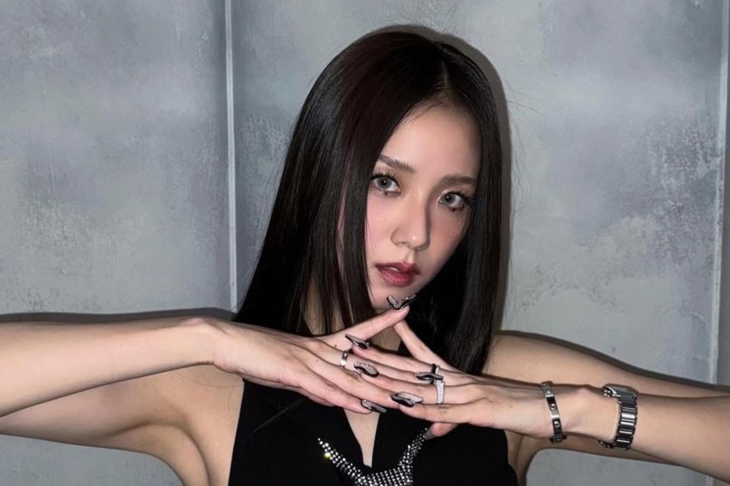 Cara Bikin Makeup Look Bold dan Elegant ala Jisoo BLACKPINK di Video Musik Earthquake   