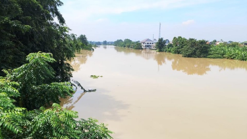 Jembatan Cicangor Karawang Ambles Digerus Banjir, Ratusan Warga Terisolasi