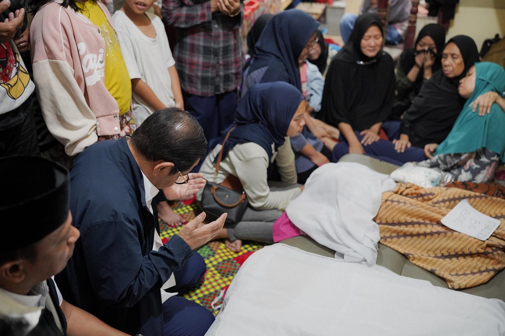 Pramono Takziah ke Rumah Anak di Tebet yang Tewas Terseret Banjir saat Evakuasi