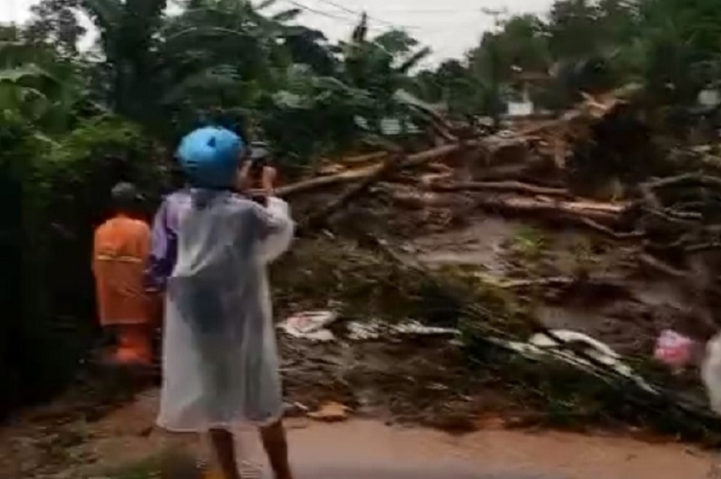 Longsor Tutup Jalan Alternatif Pantai Anyer via Padarincang, Lalu Lintas Macet Total