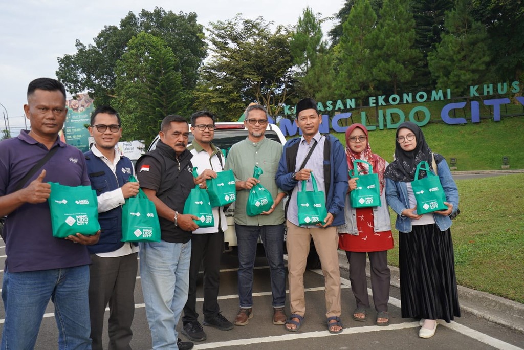 Gandeng UMKM Lokal, KEK MNC Lido City Bagi-Bagi Takjil untuk Pengguna Jalan