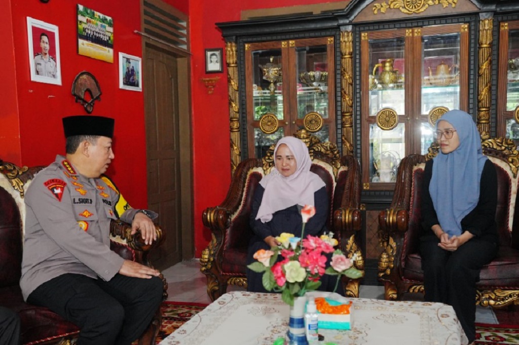 Momen Hangat Kapolri Kunjungi Keluarga Kapolsek AKP Lusiyanto, Ungkap Dukacita Mendalam