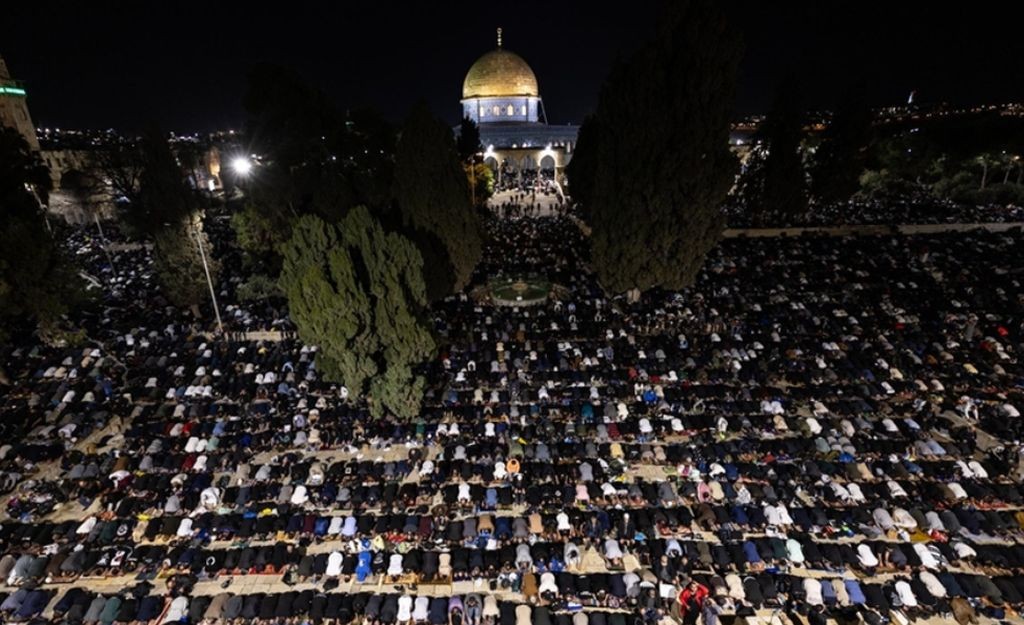 Merinding! Potret 180.000 Muslim Palestina Banjiri Masjid Al Aqsa di Malam Ke-27 Ramadhan