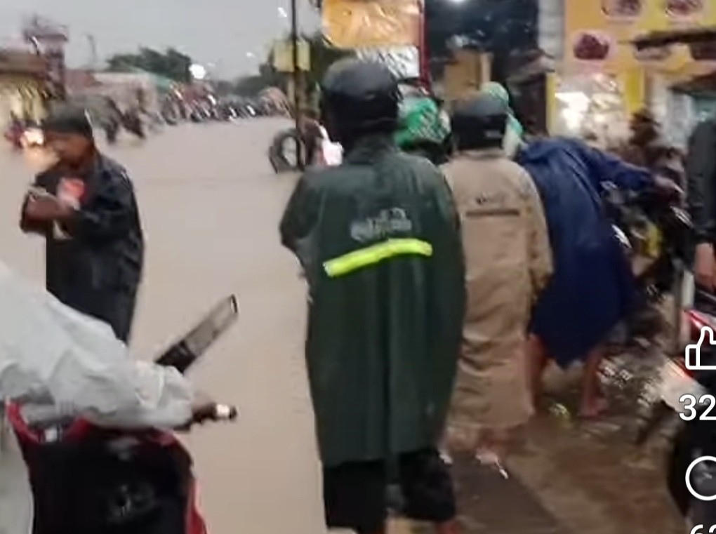 Banjir Rendam Underpass Prupuk, Jalur Tegal-Purwokerto Lumpuh Total