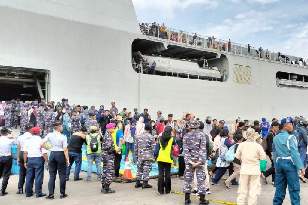 KRI Banjarmasin Tiba di Pelabuhan Tanjung Emas Semarang, Bawa Ribuan Pemudik
