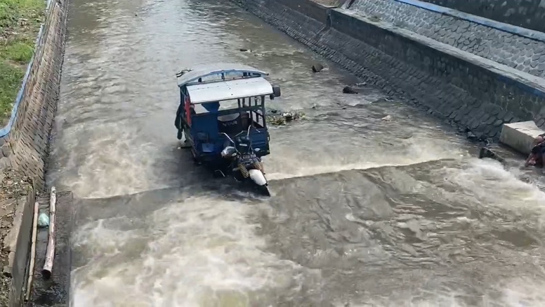 Penampakan Motor Pedagang Sayur di Jombang Usai Ditabrak Toyota Innova, Nyemplung ke Sungai