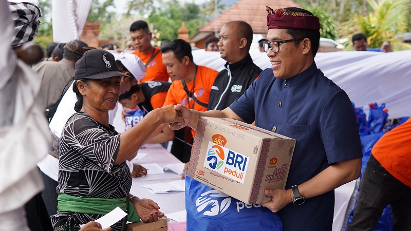 Peringati Hari Raya Nyepi, BRI Peduli Beri Bantuan Sembako dan Renovasi Pura