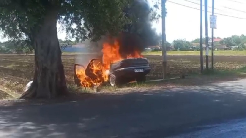 Mobil Bawa Satu Keluarga Hangus Terbakar Usai Isi BBM di SPBU Kendal Jateng