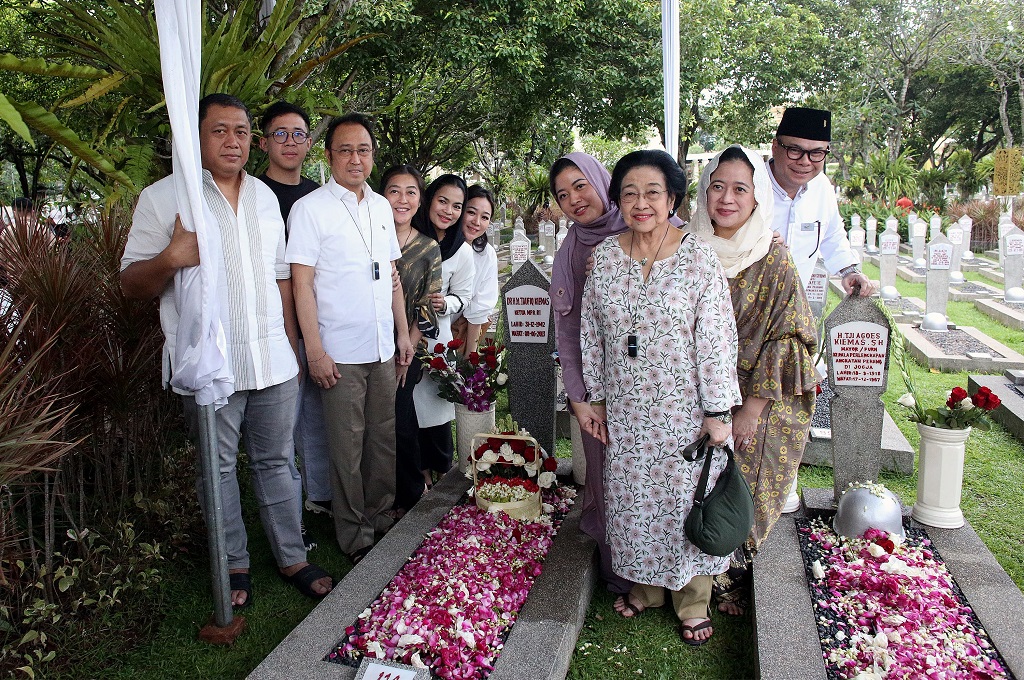 Potret Megawati Ziarah ke Makam Taufiq Kiemas dan Fatmawati Jelang Lebaran