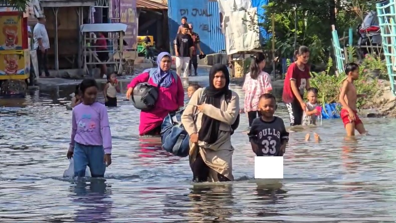 Warga Medan Belawan Rayakan Lebaran di Tengah Banjir Rob, Ketinggian Air Selutut Orang Dewasa