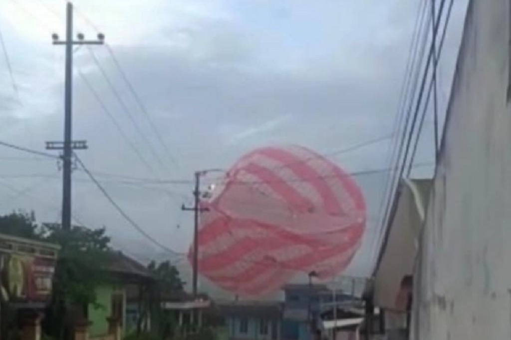 Viral Balon Udara Jatuh ke Permukiman Warga di Malang, Tersangkut di Kabel Listrik