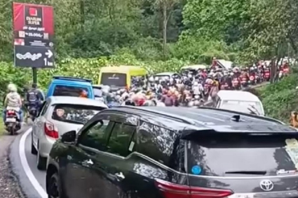Viral Macet Horor di Jalur Wisata Ciwidey gegara Truk Mogok, 30 Menit Kendaraan Tak Bergerak