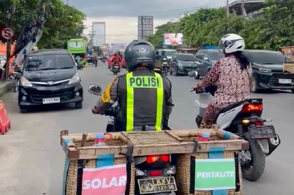 Unik, Polisi di Lampung Tengah Keliling Bawa BBM Gratis untuk Pemudik