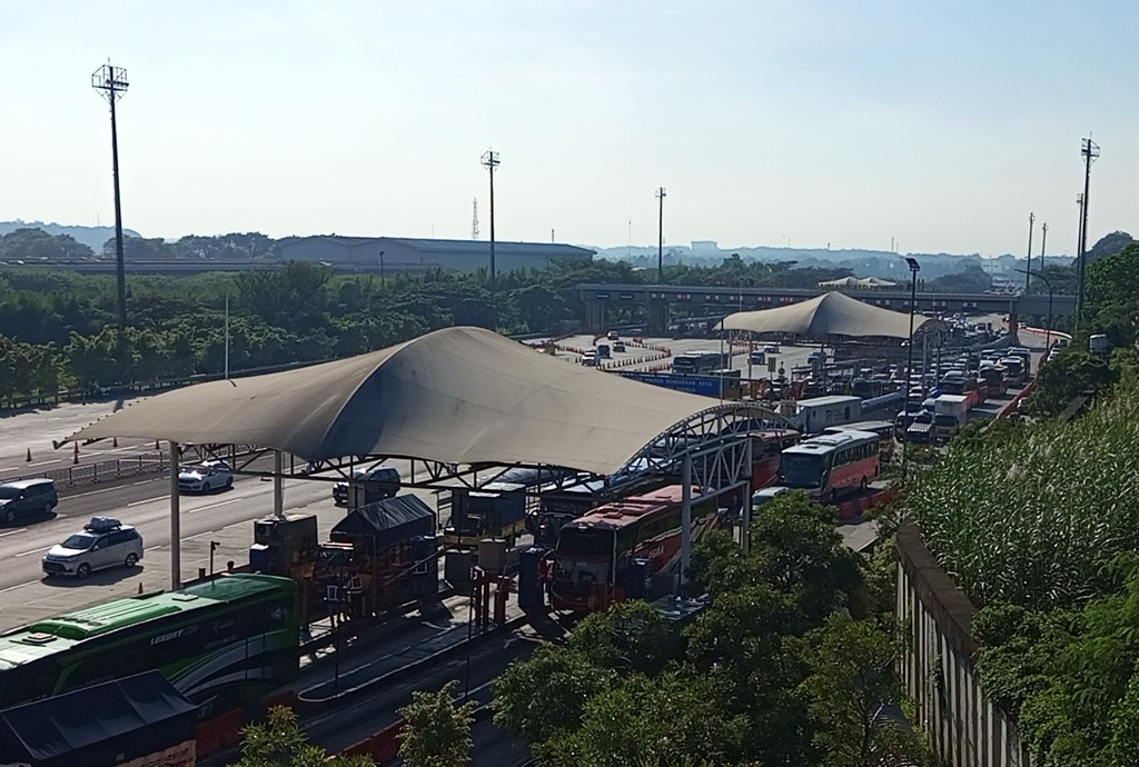 Antrean di Gerbang Tol Cikampek Utama Mengular Pagi Ini