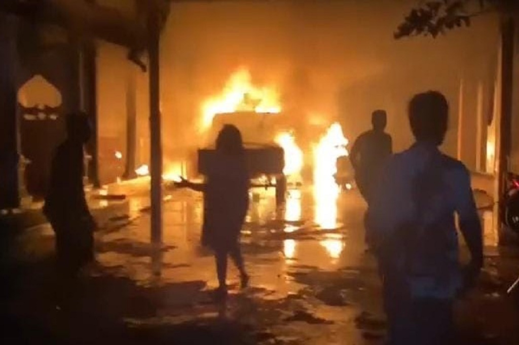 Viral 2 Mobil dan 2 Motor Warga Sampang Terbakar Misterius di Halaman Rumah