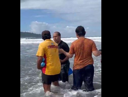 Viral Penjaga Pantai Pangandaran Cekcok dengan Wisatawan Ingin Berenang di Zona Bahaya