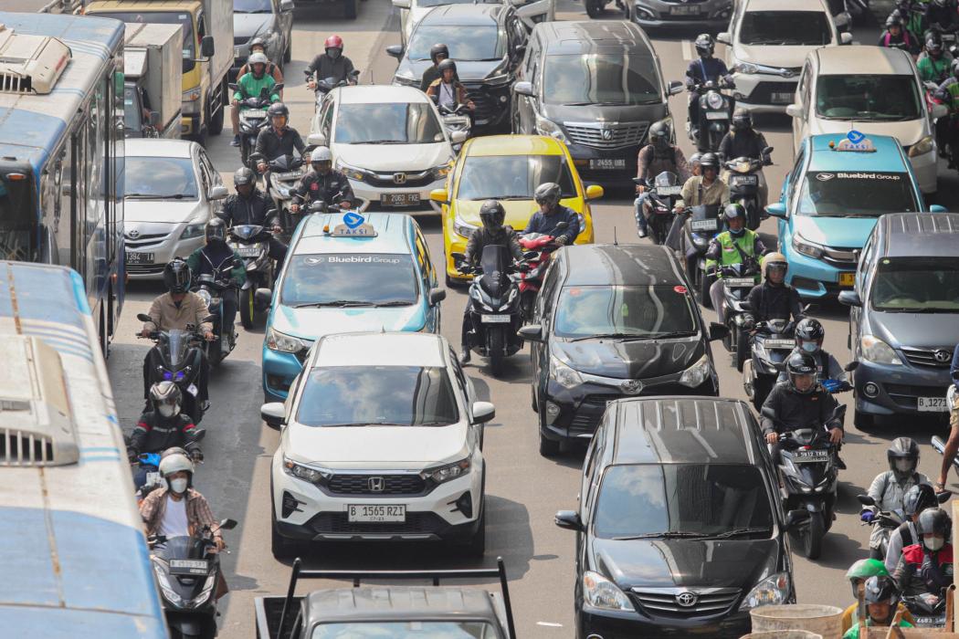 Truk Pecah Ban di Jalan Gatot Subroto Bikin Lalin Padat Pagi Ini
