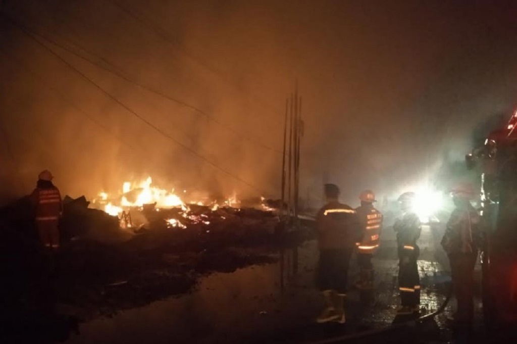 Kebakaran di Sukahaji Bandung, Api Berkobar 3,5 Jam Lahap Puluhan Lapak Penjual Kayu