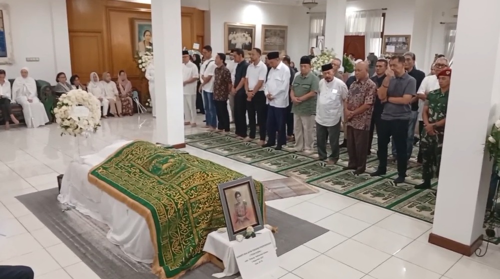 Jenazah Titiek Puspa Disholatkan di Rumah Duka, Banjir Air Mata