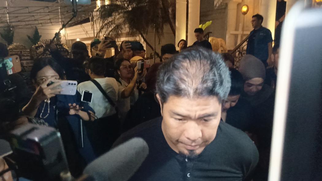 Desiree Tarigan dan Bams Samson Diam Seribu Bahasa saat Melayat ke Rumah Duka Hotma Sitompul