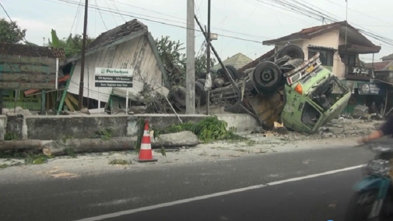 Rem Blong, Truk Semen Tabrak Pemotor dan Bangunan di Lamongan
