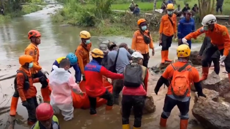 Korban Longsor Subang Ditemukan Setelah 6 Hari Pencarian, Isak Tangis Warnai Pemakaman