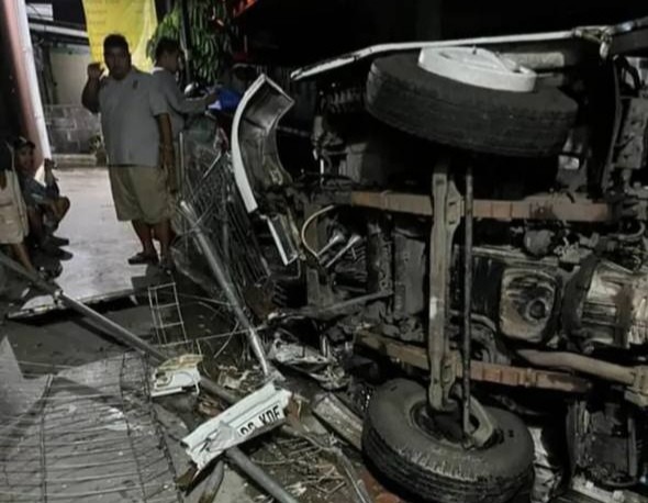 Viral Truk Muatan Jeruk Terjun di Flyover Janti Yogyakarta