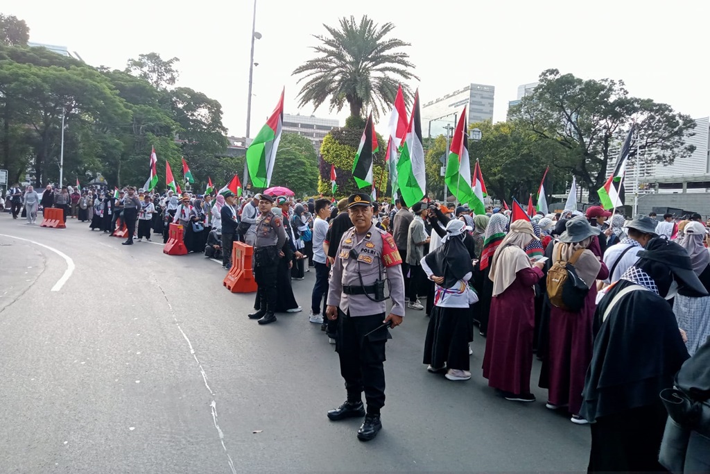 Aksi Bela Palestina di Depan Kedubes AS, Jalan Medan Merdeka Selatan Ditutup