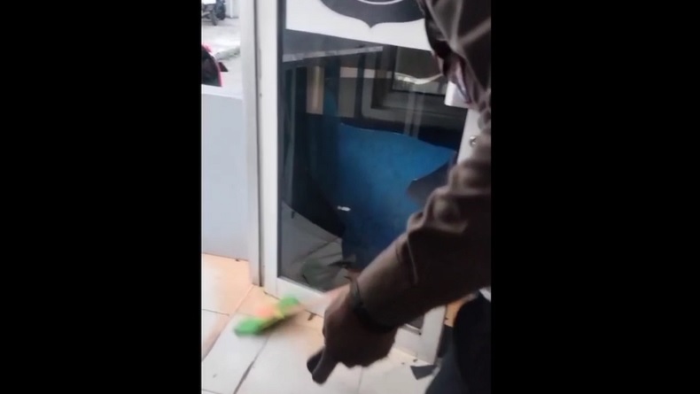 Pemotor di Palembang Ngamuk Rusak Pintu Pos Polisi karena Ditilang, Kini Ditahan