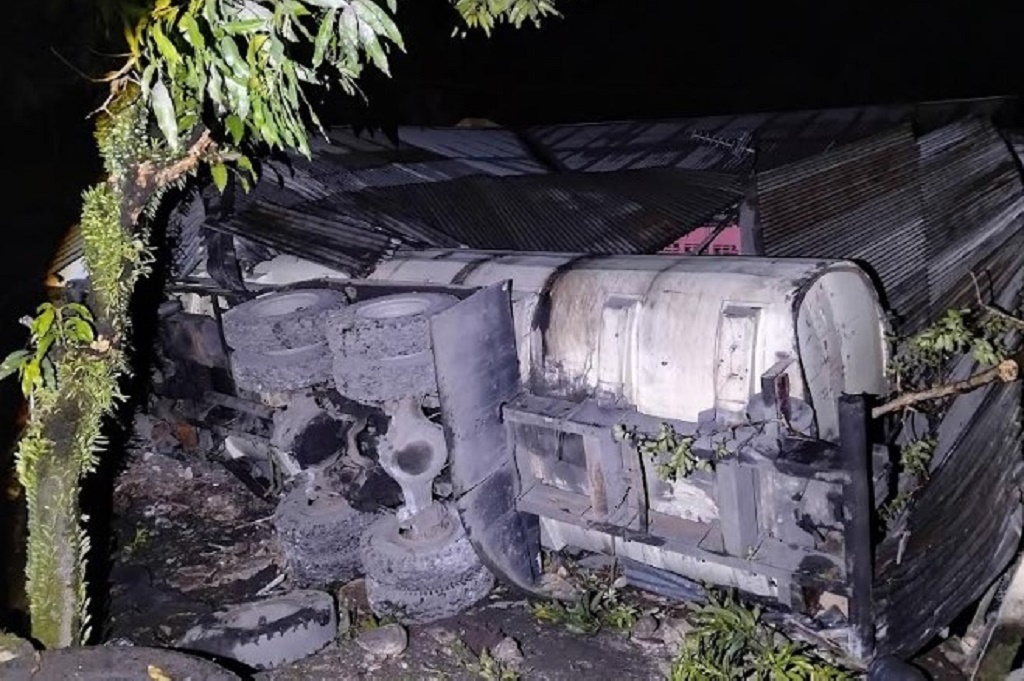 Identitas 2 Korban Tewas Kecelakaan Truk CPO Tabrak Rumah di Padang, 3 Orang Luka