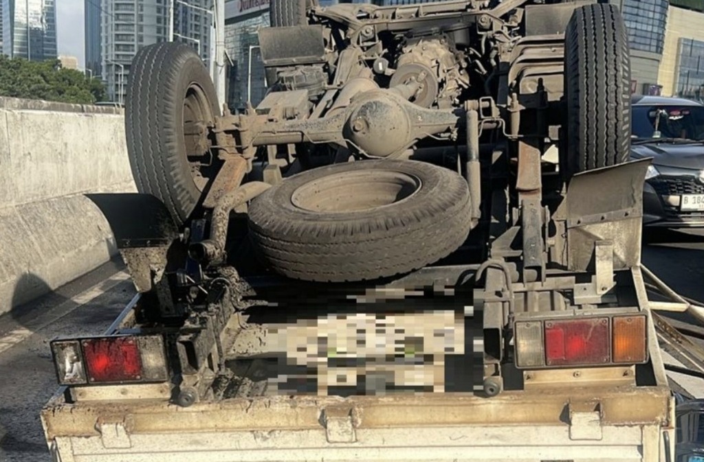 Truk Bermuatan Galon Terguling di JLNT Casablanca Jaksel  