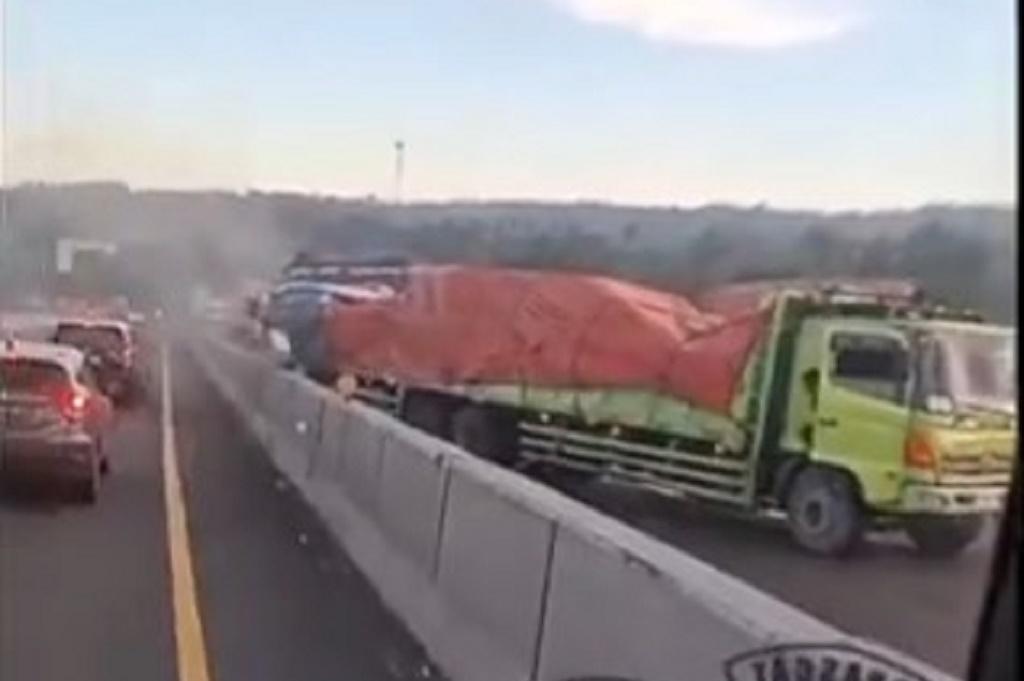 Kecelakaan di Tol Cipularang Km 117 Hari Ini, Truk Jalan Mundur Dihantam Kendaraan Lain