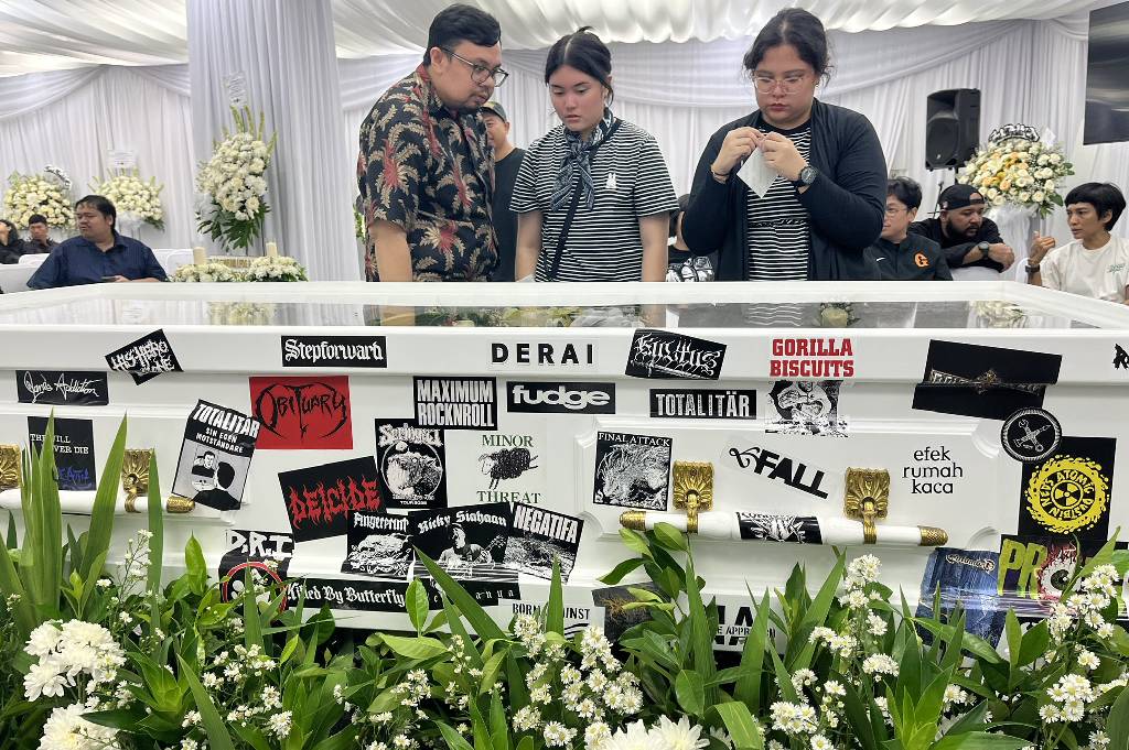 Peti Mati Ricky Siahaan Ditempeli Stiker Band, Netizen: Rock and Roll Sejati! 