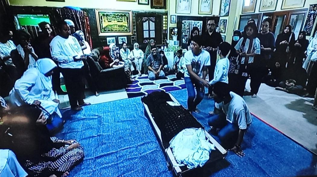 Dipenuhi Pelayat, Begini Suasana Rumah Duka Bunda Iffet di Markas Slank Jalan Potlot