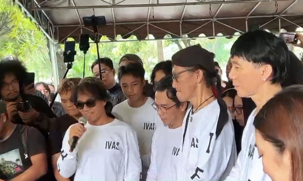 Mengharukan, Momen Kaka dan Bimbim Slank Makamkan Bunda Iffet di TPU Karet Bivak