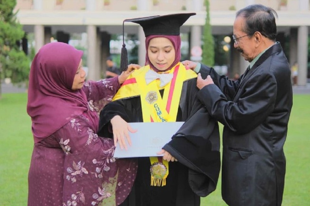 Kisah Inspiratif Dewi Agustiningsih, Dinobatkan Lulusan Tercepat dan Termuda S3 di UGM