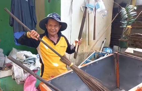 Kisah Pengangkut Sampah di Semarang Naik Haji Bareng Istri usai Nabung 39 Tahun