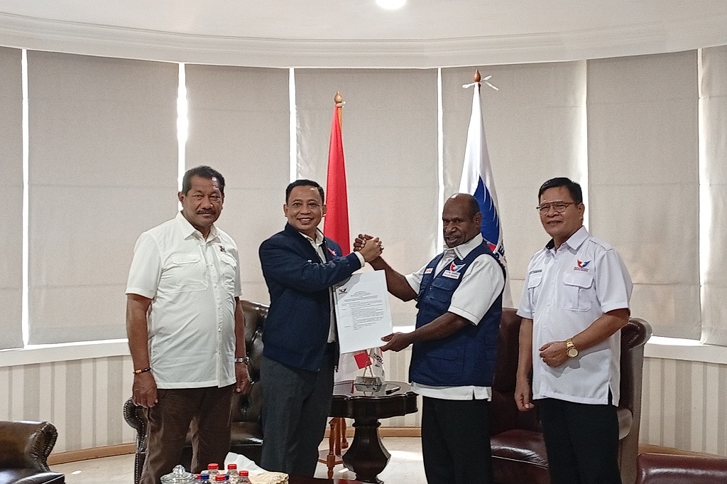 AYP Serahkan SK Ketua DPD Partai Perindo Mamberamo Tengah ke Itaman Thago
