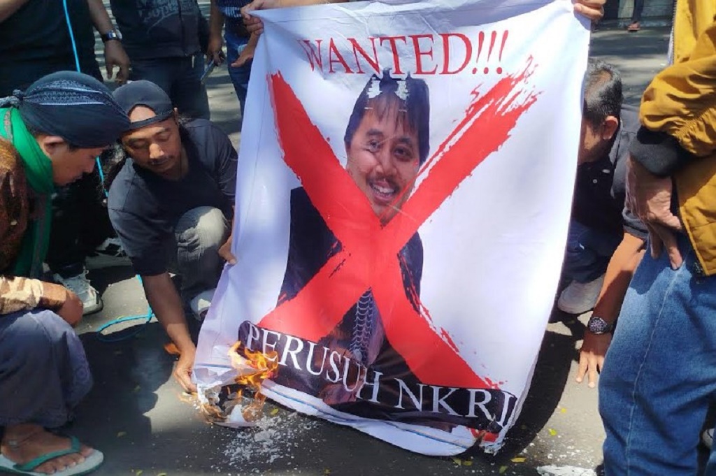 Massa Pencinta Jokowi Demo di Malang, Injak-injak dan Bakar Poster Roy Suryo