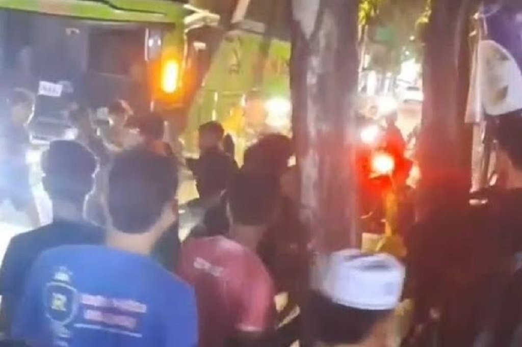 Viral Tawuran di Sampang Madura, Sekelompok Pemuda Adu Jotos di Tengah Jalan