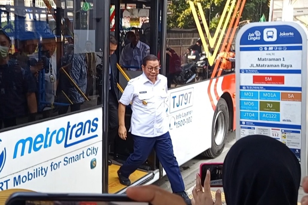 Pramono Naik Bus Transjakarta Hari Ini, Ikut Ingub ASN Wajib Pakai Transum