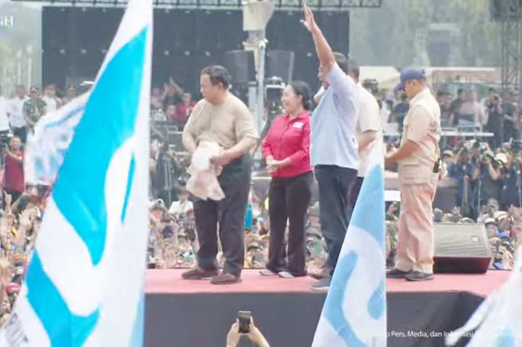 Momen Prabowo Lepas Baju hingga Topi dan Berikan ke Massa Buruh