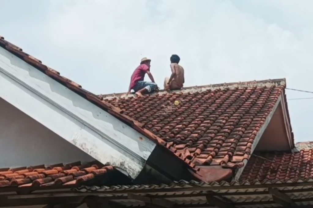 ODGJ Bikin Heboh Warga Gunung Sindur Bogor, Nongkrong di Atap Rumah Semalaman