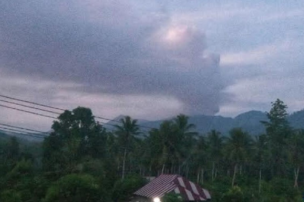 Gunung Dukono Meletus di Maluku Utara, Tinggi Abu Vulkanis 1.200 Meter
