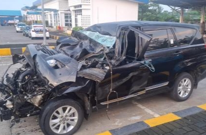 Mobil Anggota DPR Tabrak Truk di Tol Pemalang, 2 Orang Tewas 2 Luka