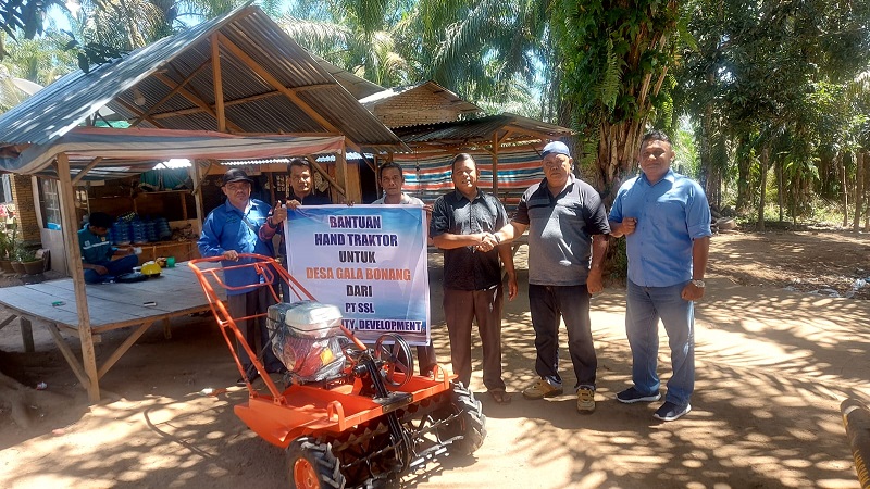 PT Sumatera Sylva Lestari Salurkan Bantuan Traktor Tangan di Huristak