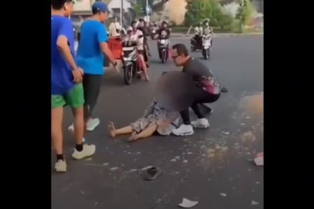 Viral Aksi Heroik Wamendagri Tolong Emak-emak Penjual Sate Korban Kecelakaan di Surabaya