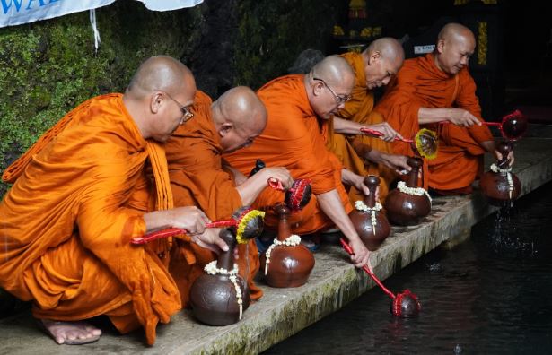 Bhikkhu dan Umat Buddha Ambil Air Berkah di Umbul Jumprit Temanggung, Ini Maknanya