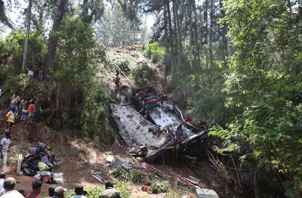Bus Dinaiki Peziarah Buddha Masuk Jurang, 21 Orang Tewas