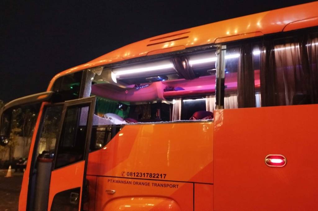  Polisi Periksa 4 Orang terkait  Pelemparan Batu ke Bus Persik di Stadion Kanjuruhan